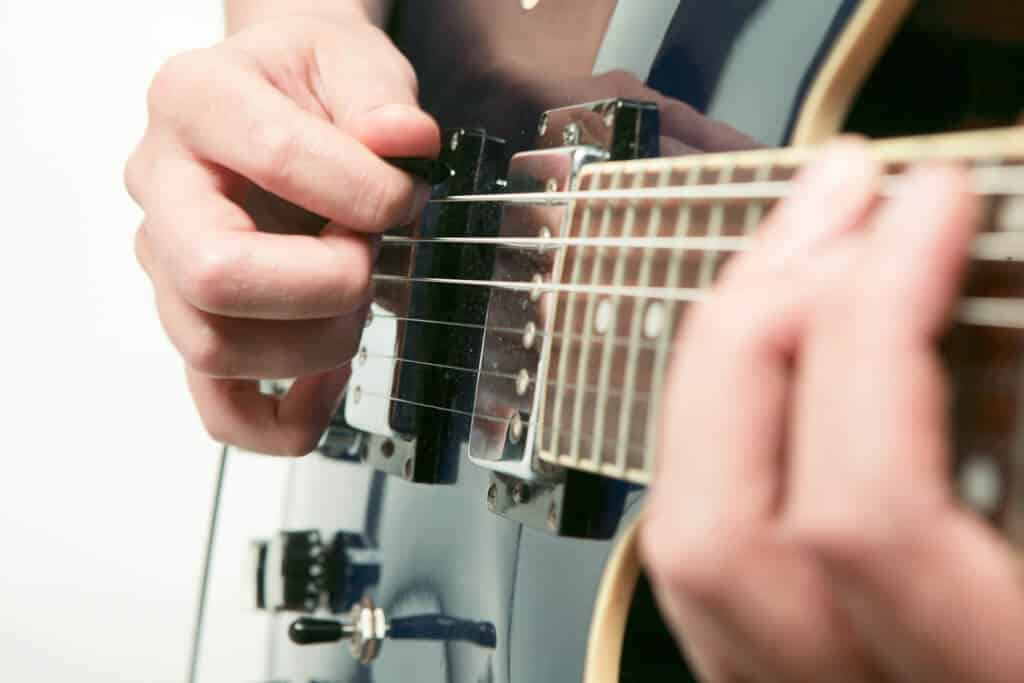 utiliser un médiator pour guitare électrique