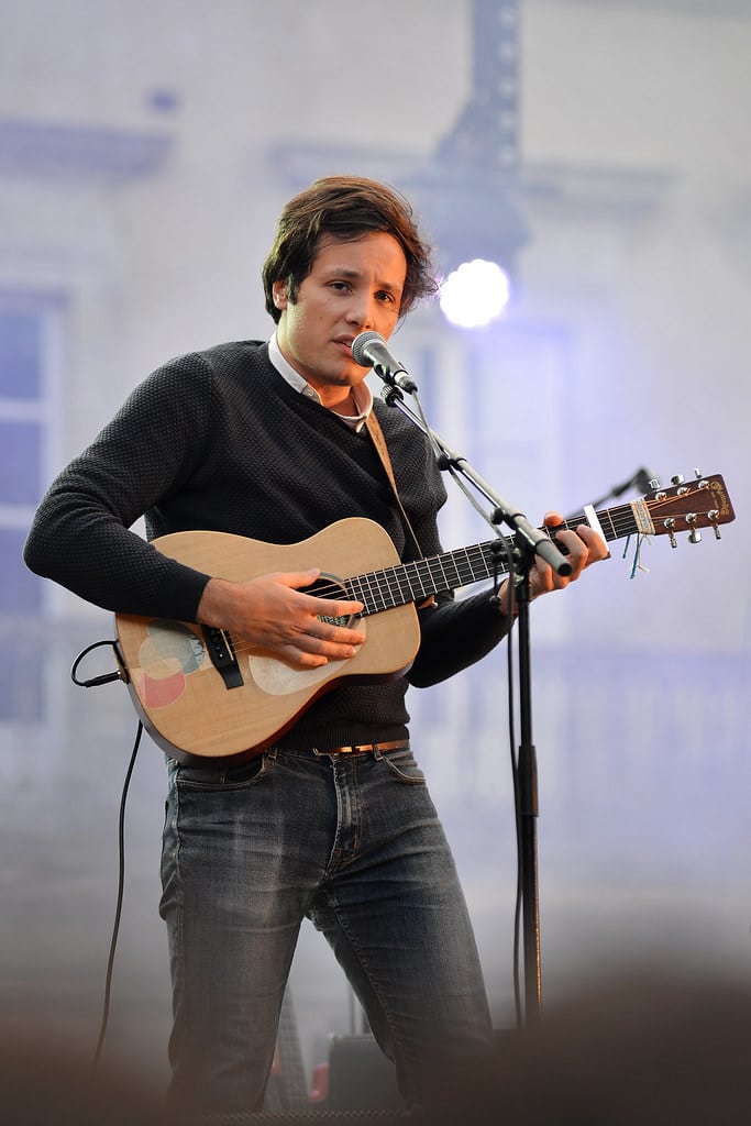 Vianney à la guitare